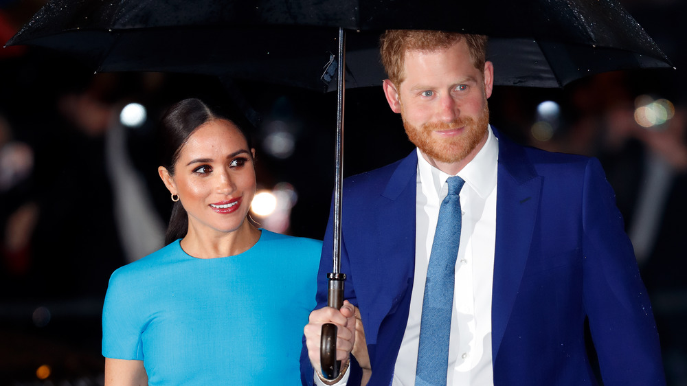 Meghan Markle et le prince Harry sous un parapluie