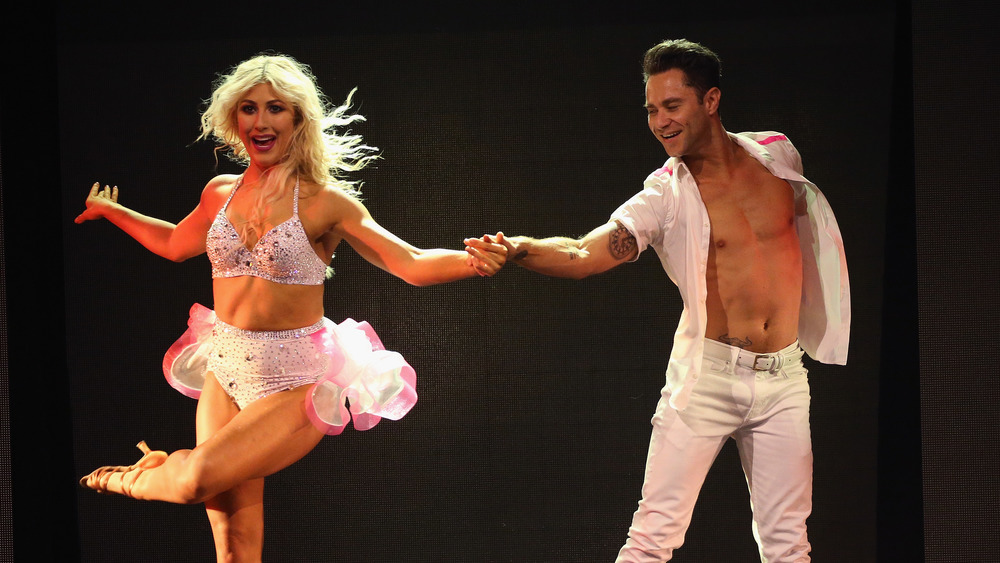 Emma Slater et Sasha Farber dansent