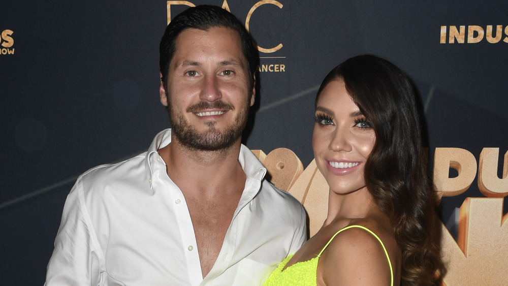 Valentin Chmerkovskiy et Jenna Johnson souriant