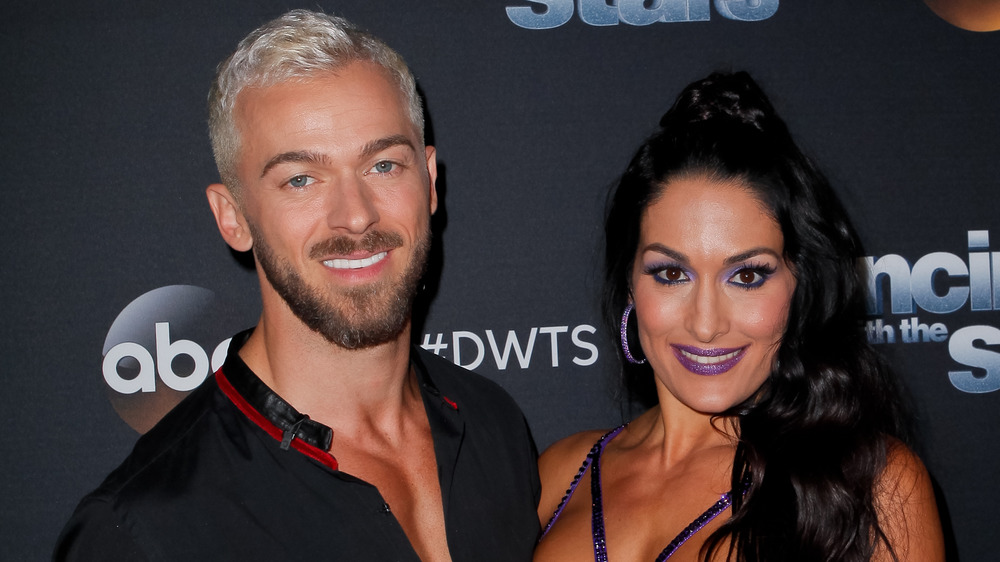 Artem Chigvintsev et Nikki Bella souriant