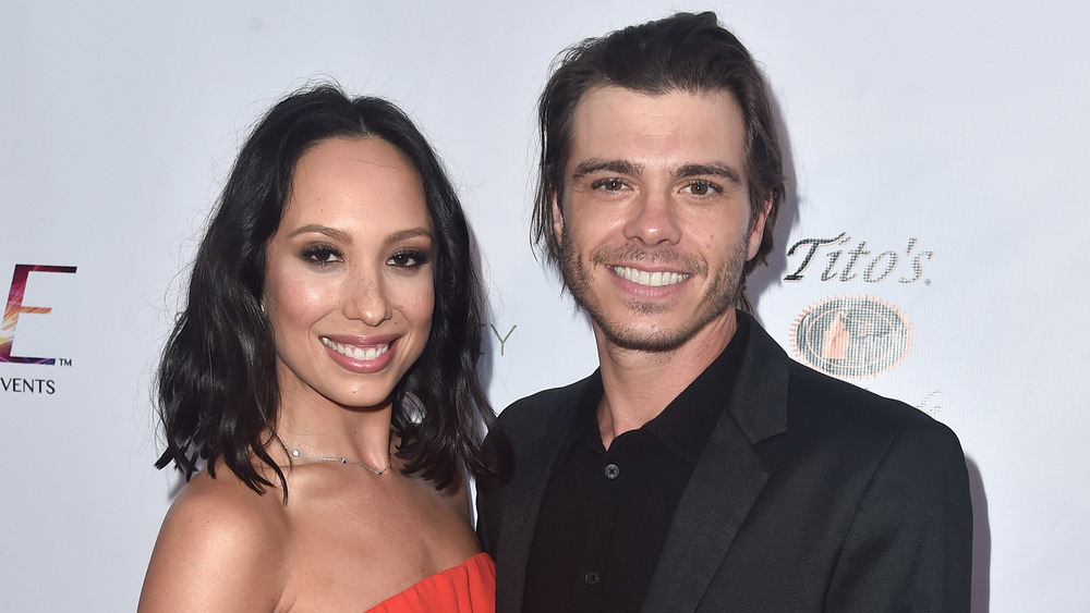 Cheryl Burke et Matthew Lawrence souriant