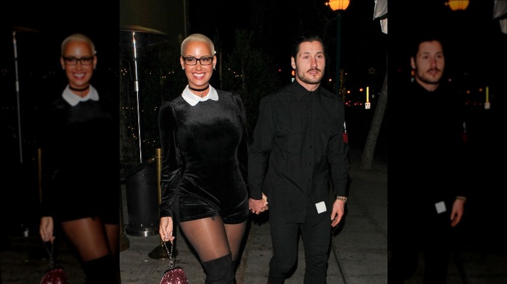 Amber Rose et Valentin Chmerkovskiy souriant et se tenant la main 