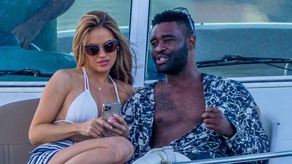 Chrishell Stause et Keo Motsepe sur un bateau 