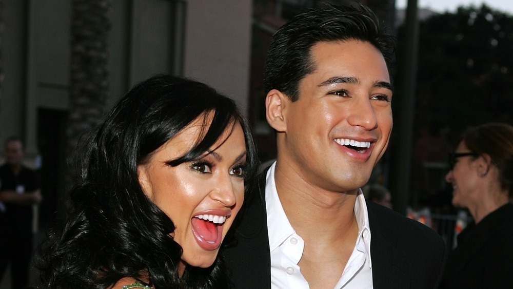 Karina Smirnoff et Mario Lopez souriant