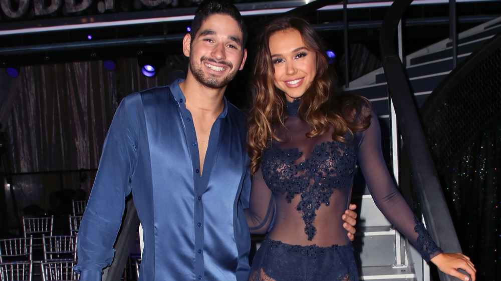 Alan Bersten et Alexis Ren souriant