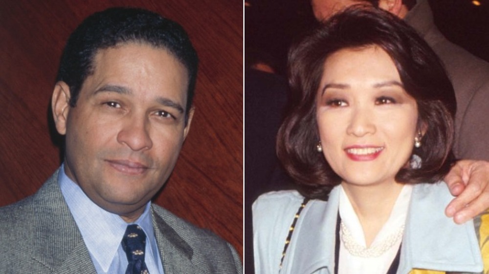 Bryant Gumbel vers 1990 en costume, ne souriant pas; Connie Chung en 1992, marchant dehors, souriant 