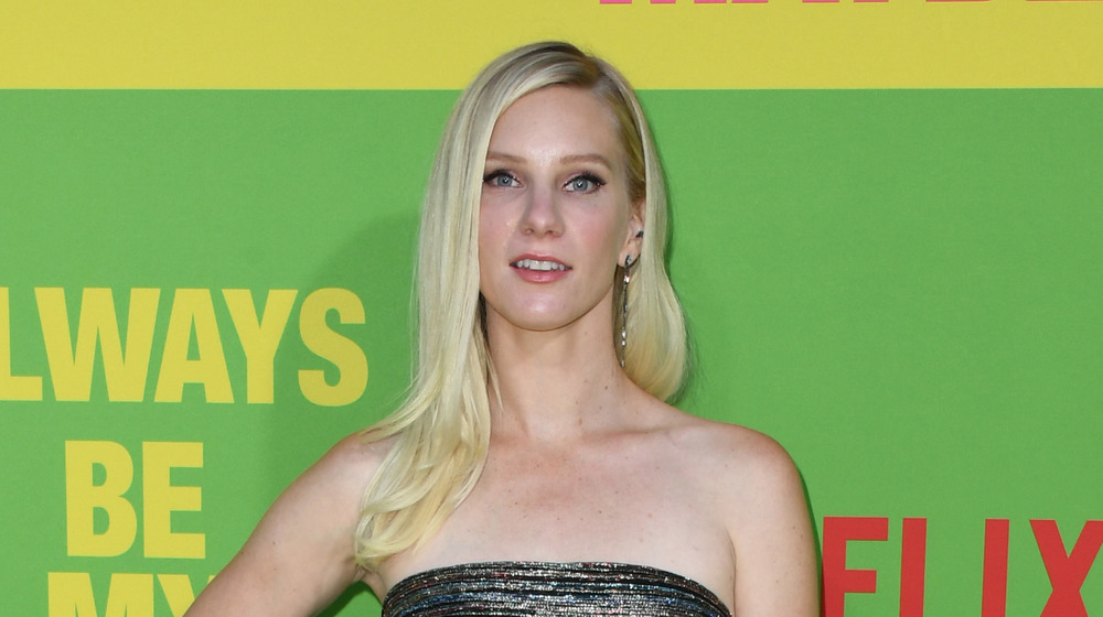 Heather Morris posant sur un tapis rouge