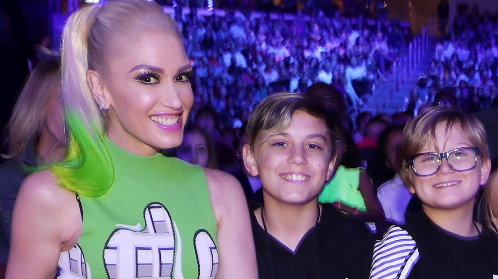 Gwen Stefani souriant avec ses enfants