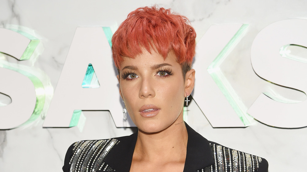 Halsey avec une expression sérieuse