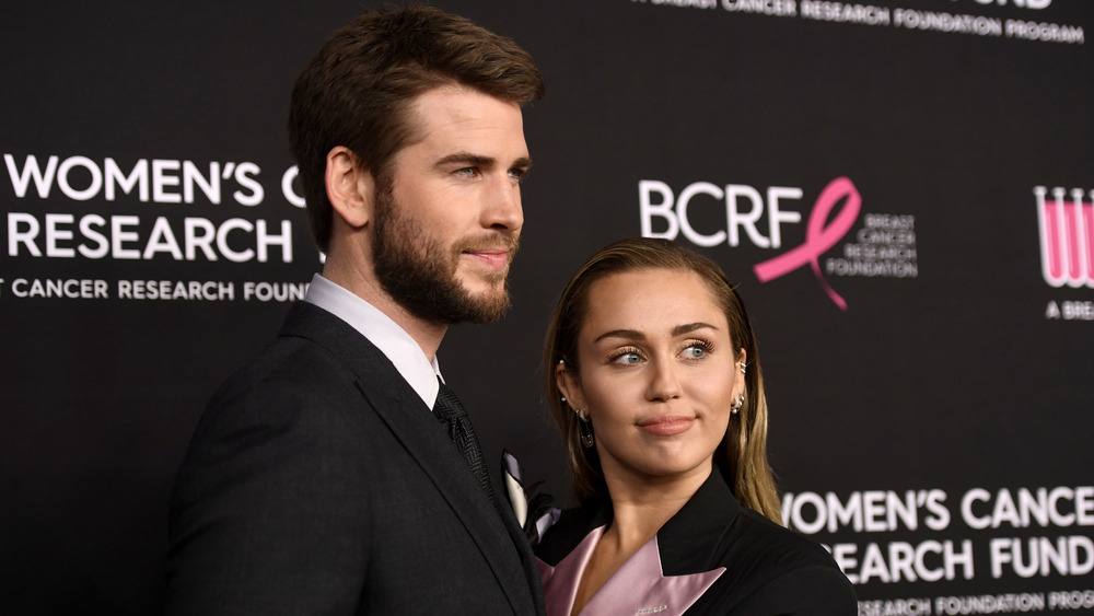 Liam Hemsworth et Miley Cyrus posent sur le tapis rouge