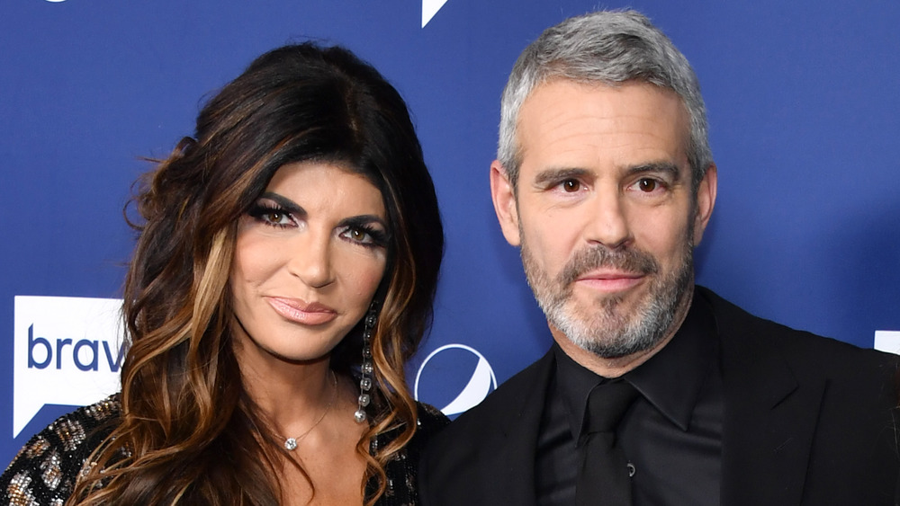 Teresa Giudice et Andy Cohen souriant 