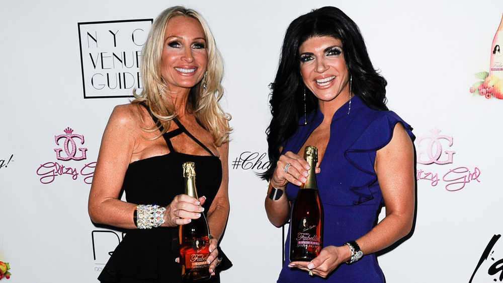 Kim DePaola et Teresa Giudice tenant du vin 