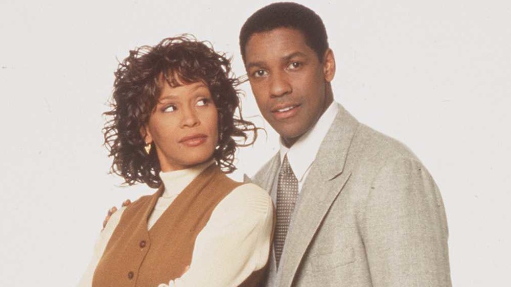 Whitney Houston regardant Denzel Washington