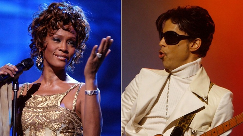 Whitney Houston souriant, Prince tenant la guitare