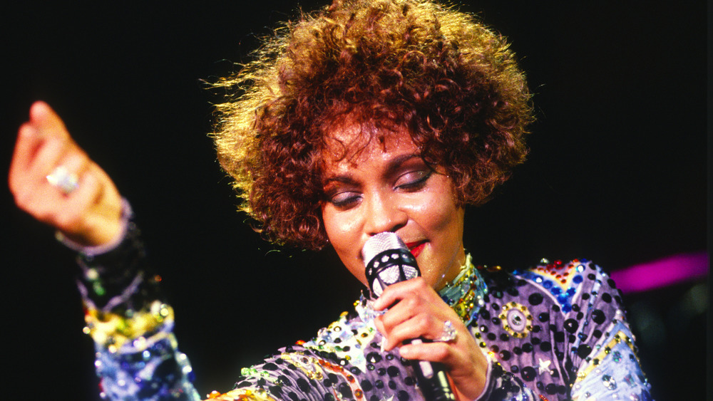 Whitney Houston tenant un microphone