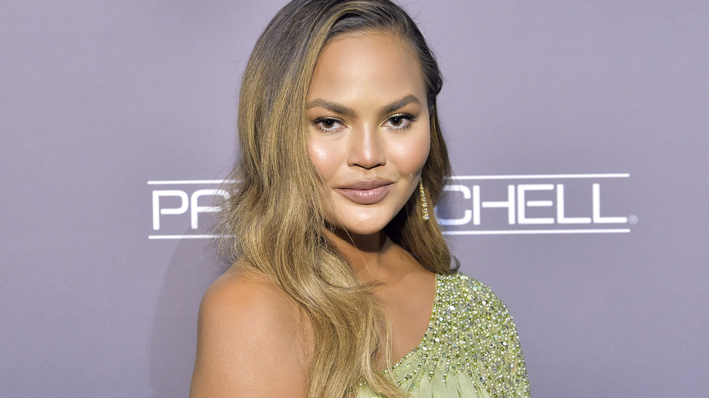 Chrissy Teigen sur le tapis rouge