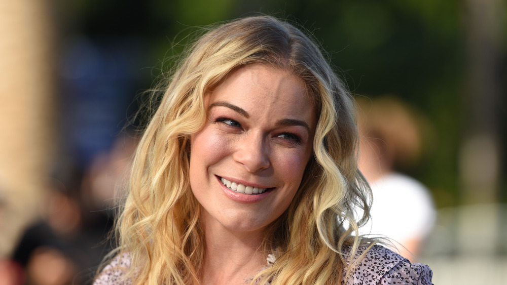 LeAnn Rimes souriant hors caméra