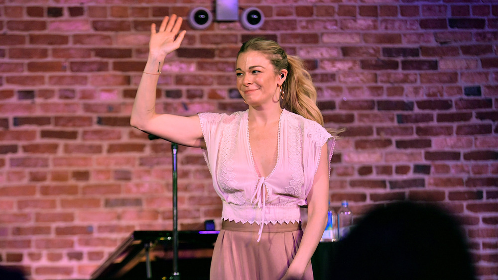 LeAnn Rimes agitant sur scène