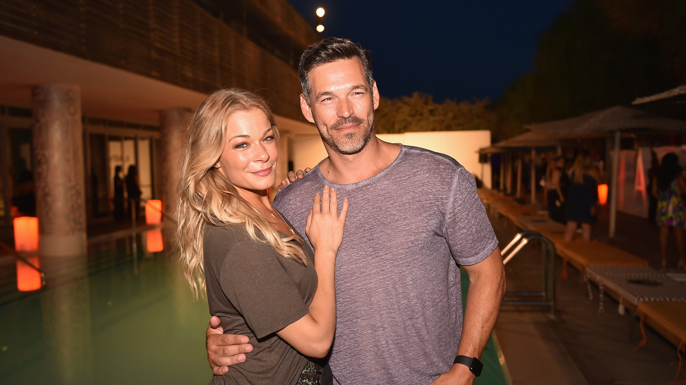 LeAnn Rimes et Eddie Cibrian bras dessus bras dessous