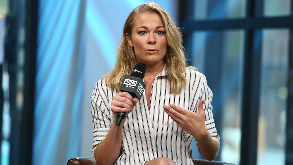 LeAnn Rimes parle à la foule avec microphone