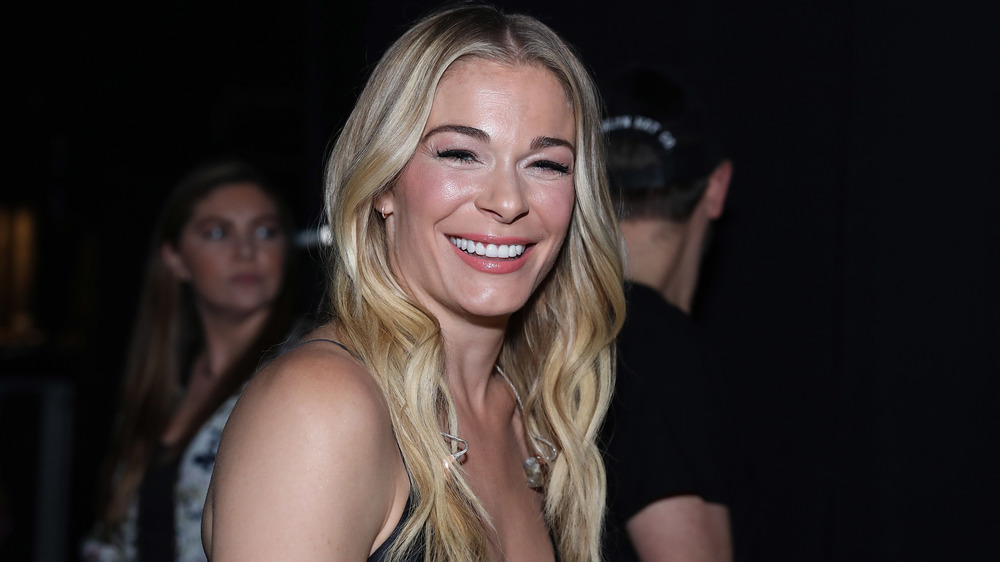 LeAnn Rimes souriant pour les caméras