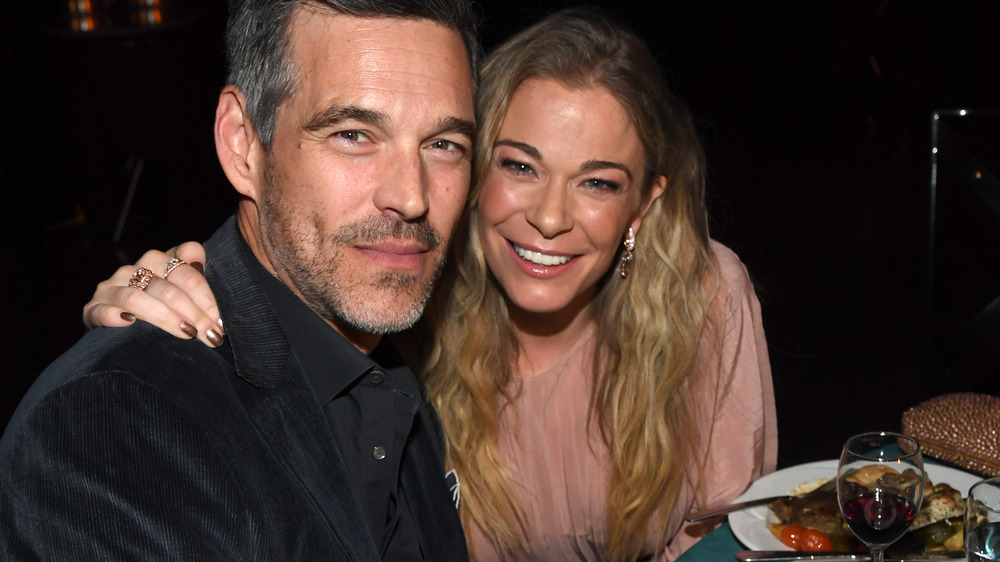 Eddie Cibrian et LeAnn Rimes assis et souriant