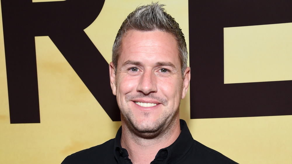 Ant Anstead souriant sur le tapis rouge