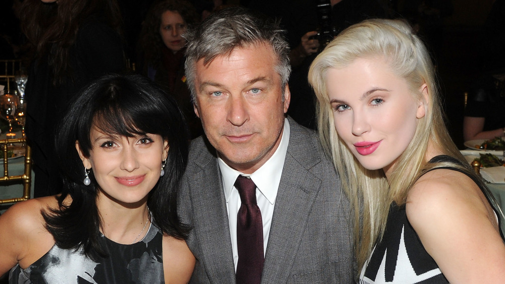 Hilaria Baldwin, Alec Baldwin et Ireland Baldwin posent ensemble