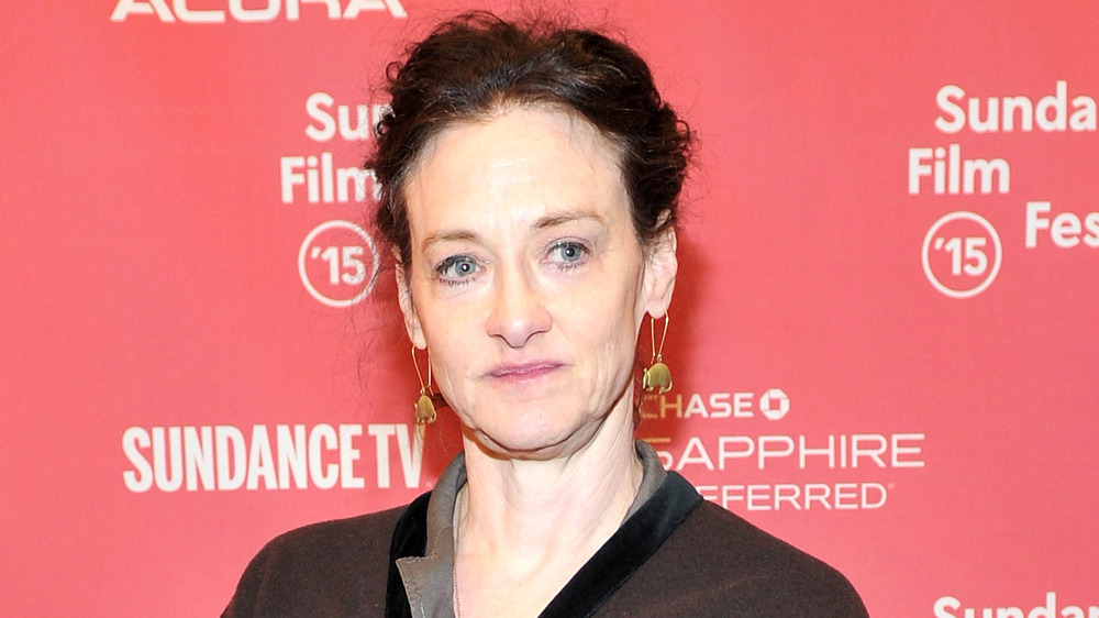 Joan Cusack avec un sourire narquois 