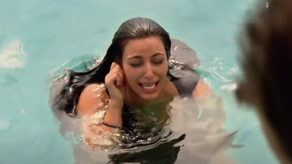 Kim Kardashian pleure dans l'eau