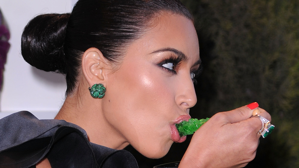 Kim Kardashian mange des bonbons de roche