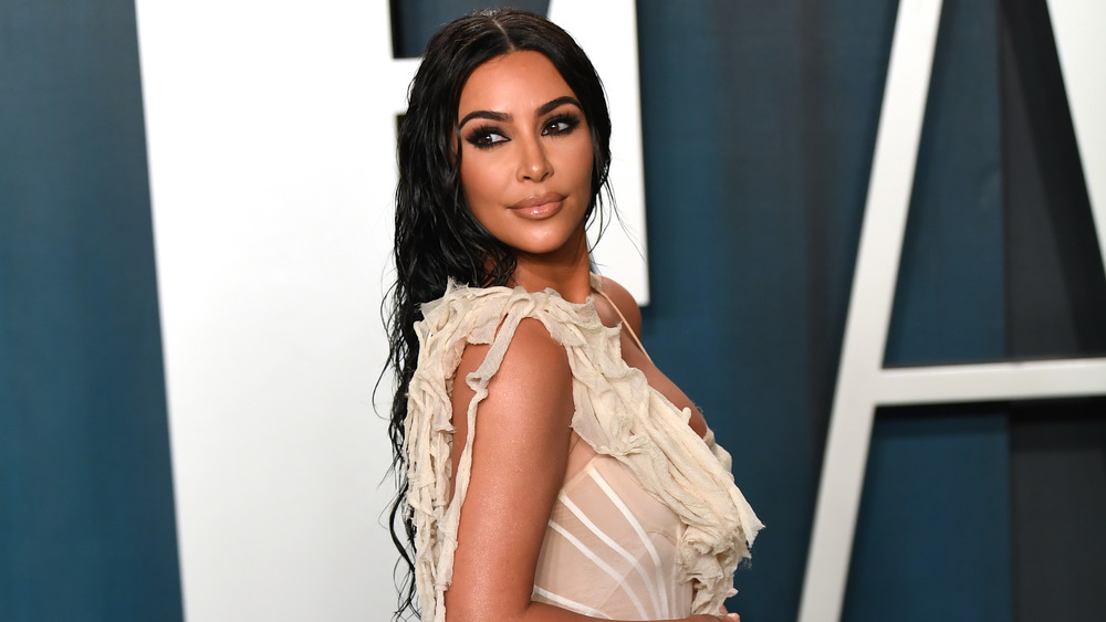 Kim Kardashian posant de côté