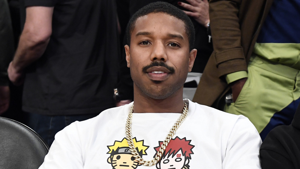 Michael B.Jordan regardant le basket-ball