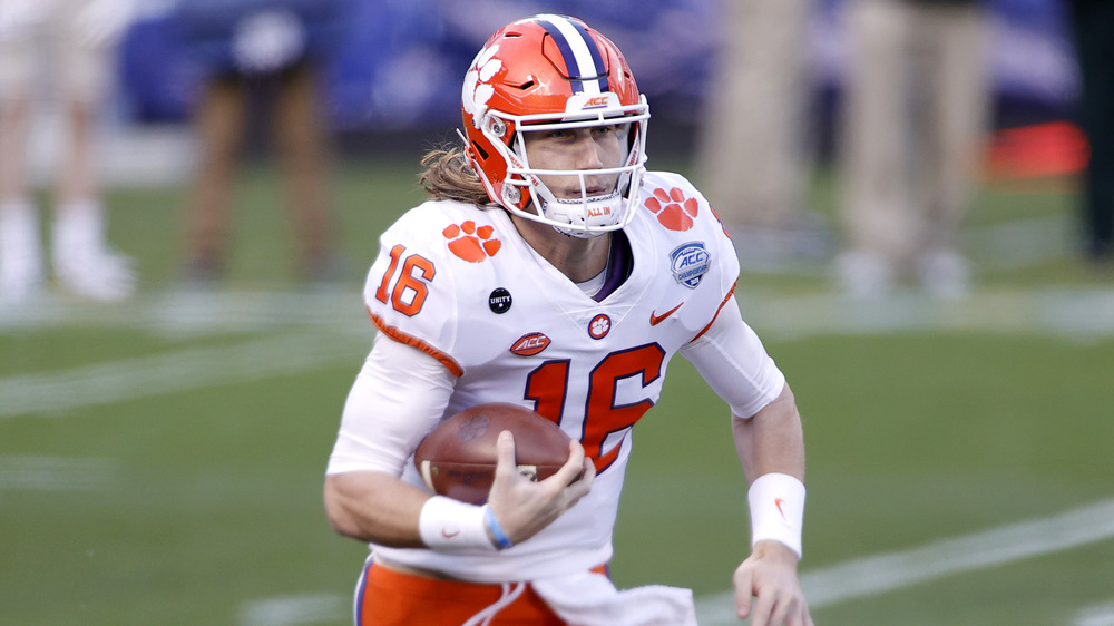 Trevor Lawrence lance le ballon contre Notre Dame