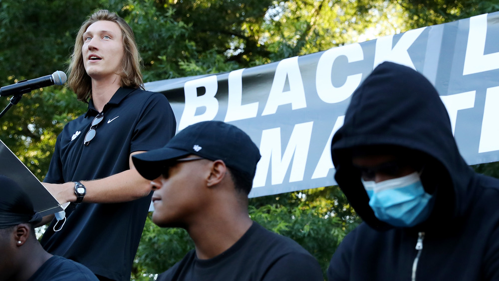 Trevor Lawrence s'exprimant lors d'un événement Black Lives Matter 