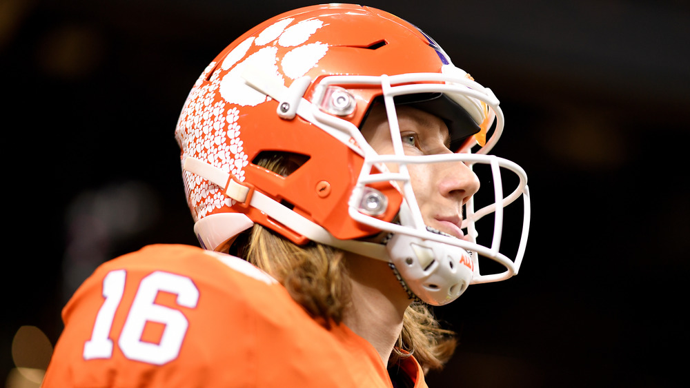 Trevor Lawrence sur le terrain pour le match de championnat national des éliminatoires de football collégial contre le LSU