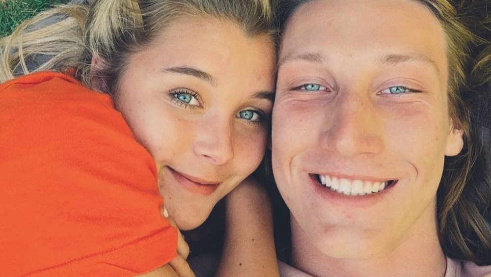 Marissa Mowry et Trevor Lawrence posant pour un selfie sur Instagram 