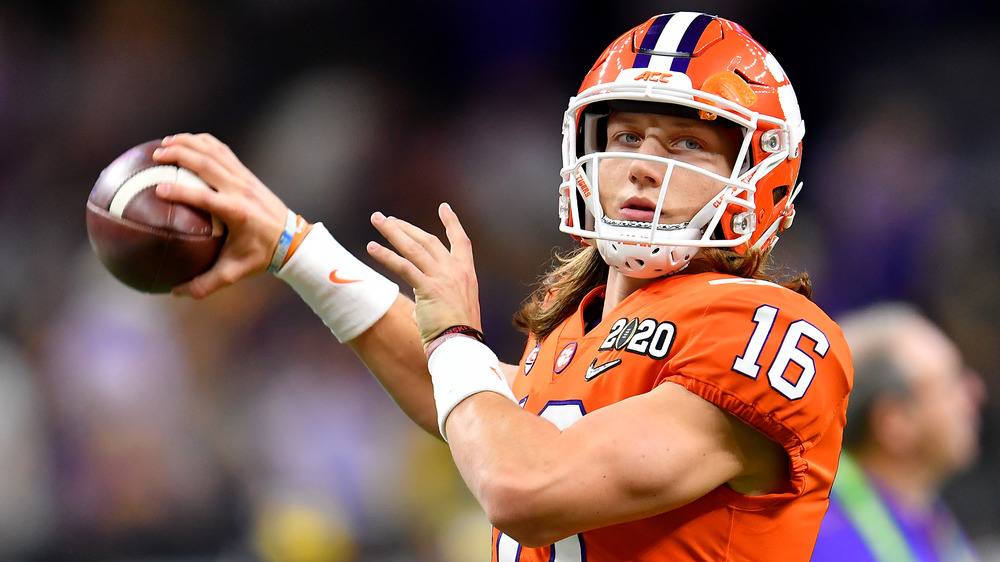 Trevor Lawrence en uniforme lançant un ballon de football