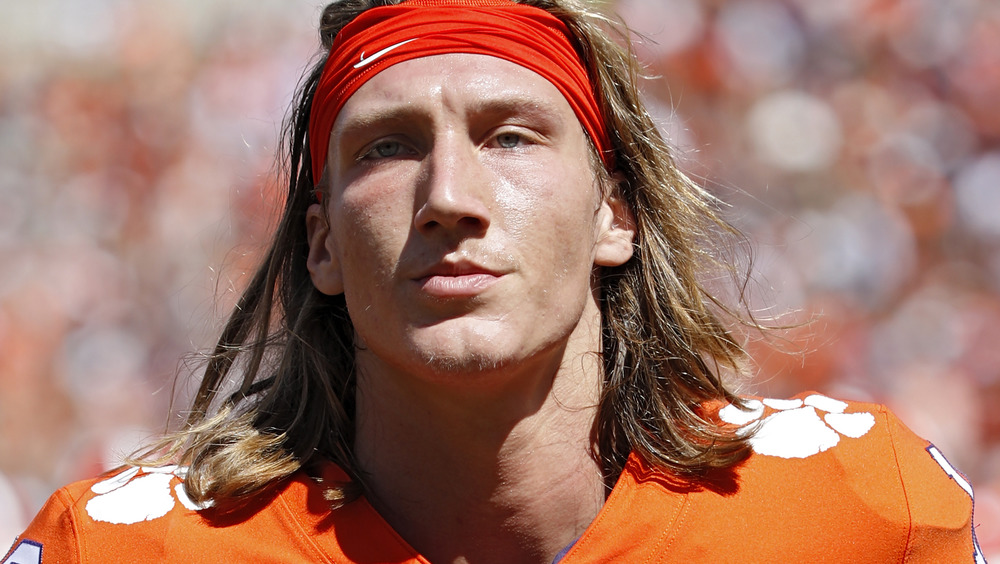 Trevor Lawrence a l'air intense 