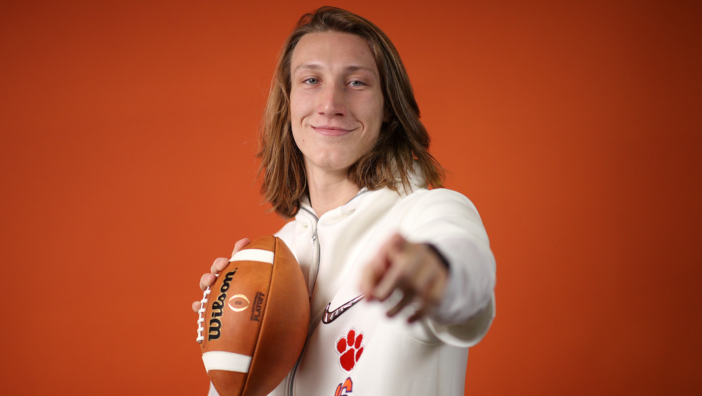 Trevor Lawrence tenant un ballon de football et pointant la caméra 