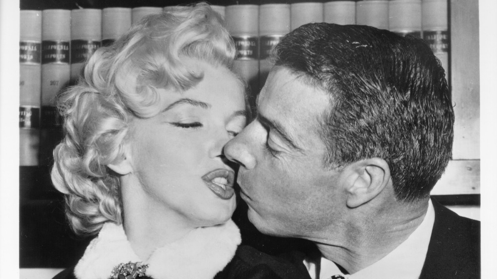 Marilyn Monroe et Joe DiMaggio s'embrassent