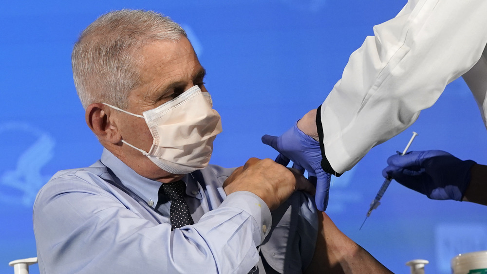 La vraie raison pour laquelle le Dr Anthony Fauci a reçu le vaccin COVID-19 à la télévision en direct