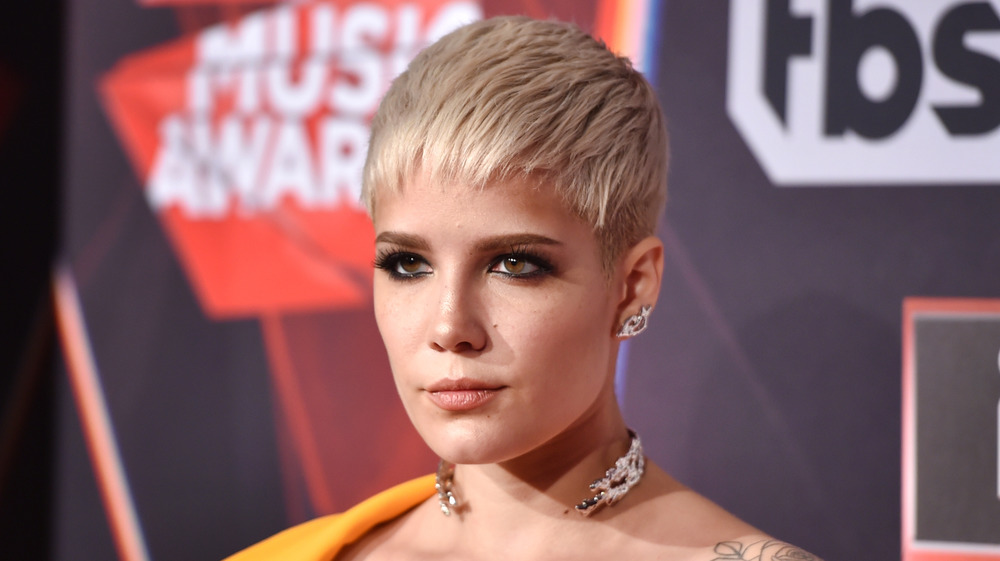 Pourquoi Halsey s’excuse d’avoir partagé une photo illustrant son trouble de l’alimentation