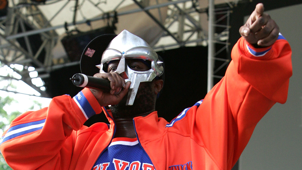 MF DOOM joue dans un sweat-shirt orange