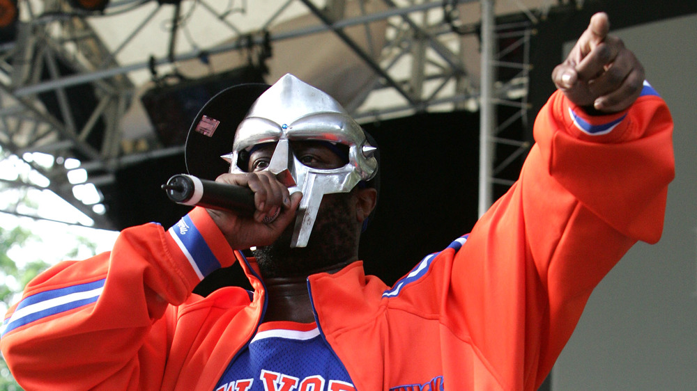 MF DOOM en train de jouer 