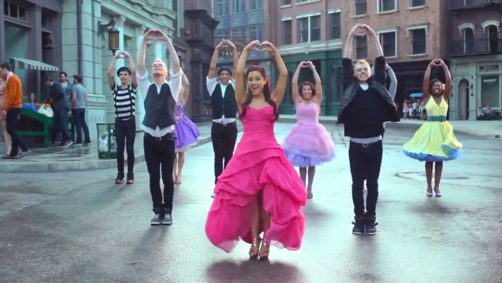 Ariana Grande joue sur le tournage de "Put Your Hearts Up"