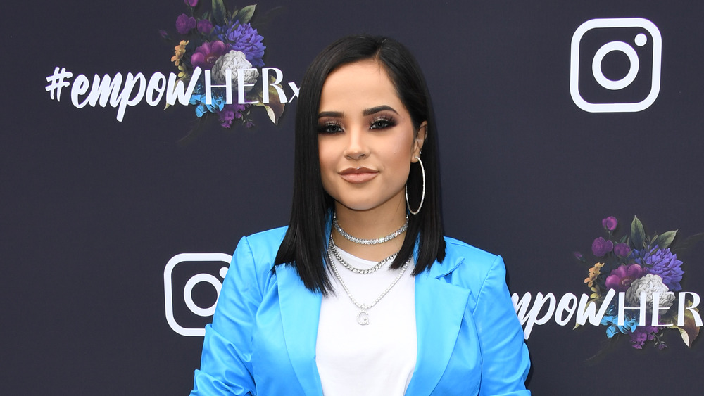 Becky G pose sur le tapis rouge