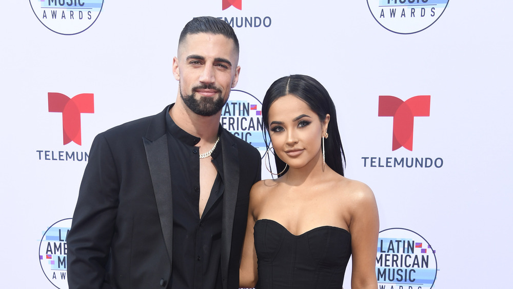 Becky G avec son petit ami Sebastian Lletget sur le tapis rouge