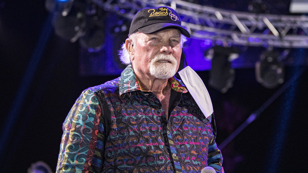 Mike Love se produit à Mar-a-Lago