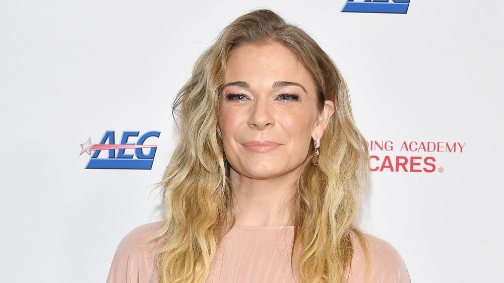 LeAnn Rimes souriant à la caméra